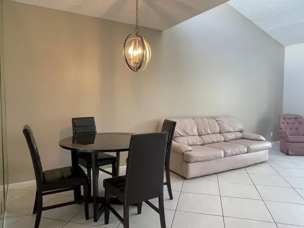 2532 S Boundbrook DR 102, West Palm Beach, FL 33406