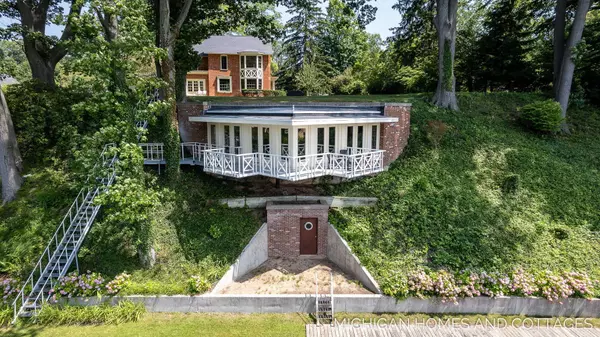 116 Riverside Drive, Saugatuck, MI 49453