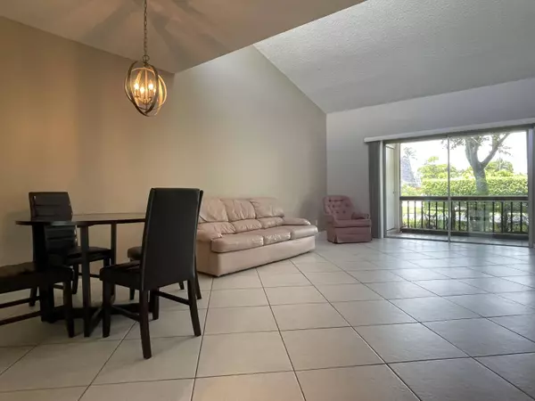 2532 S Boundbrook DR 102, West Palm Beach, FL 33406