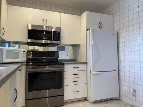 2532 S Boundbrook DR 102, West Palm Beach, FL 33406