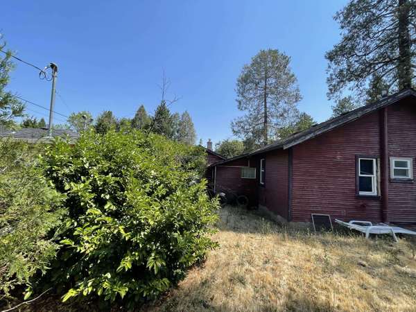105 Maple St, Phoenix, OR 97535