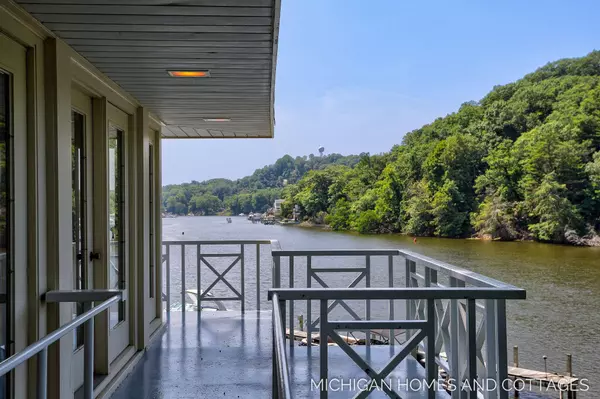 116 Riverside Drive, Saugatuck, MI 49453