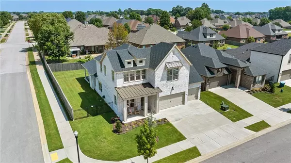 2208 SW Hampton Avenue, Bentonville, AR 72713