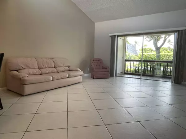 2532 S Boundbrook DR 102, West Palm Beach, FL 33406