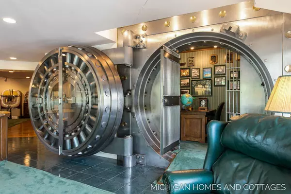 116 Riverside Drive, Saugatuck, MI 49453