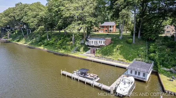 116 Riverside Drive, Saugatuck, MI 49453