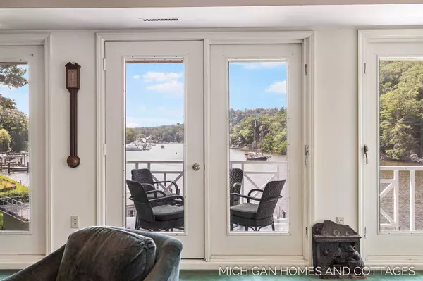 116 Riverside Drive, Saugatuck, MI 49453