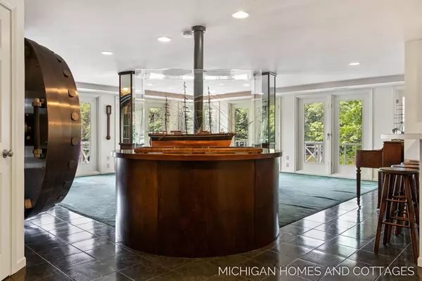 116 Riverside Drive, Saugatuck, MI 49453