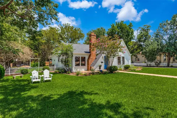 311 Smith Street, Grapevine, TX 76051