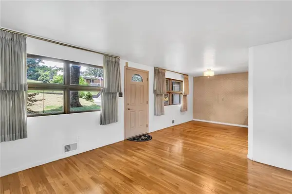 230 Williamsburg Dr, Monroeville, PA 15146