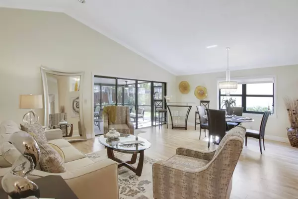 2551 La Cristal CIR, Palm Beach Gardens, FL 33410