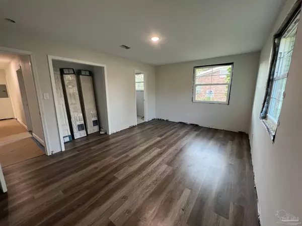 8229 Six Pence Dr, Pensacola, FL 32514