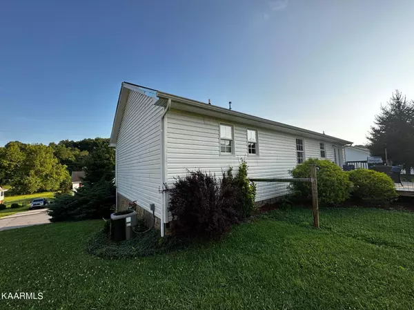 140 Hunters Run LN, Mount Carmel, TN 37645