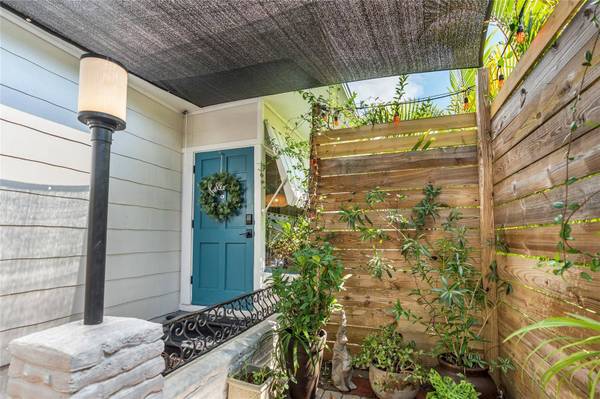 301 72ND ST N, St Petersburg, FL 33710