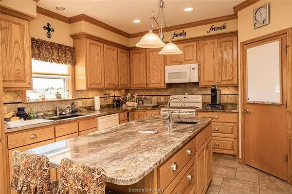 1154 County Road 105, Giddings, TX 78942