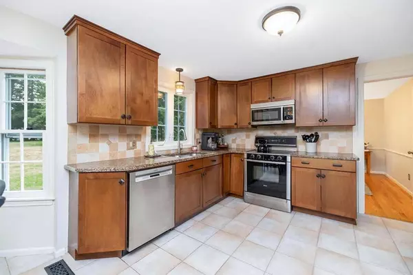 27 Eastwood Dr, Wilbraham, MA 01095