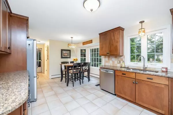 27 Eastwood Dr, Wilbraham, MA 01095