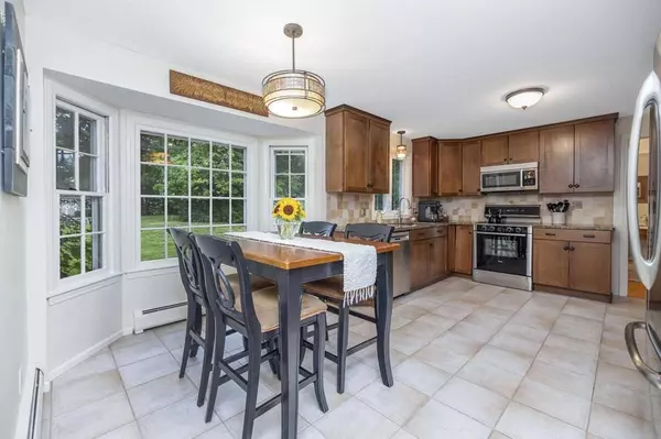 27 Eastwood Dr, Wilbraham, MA 01095