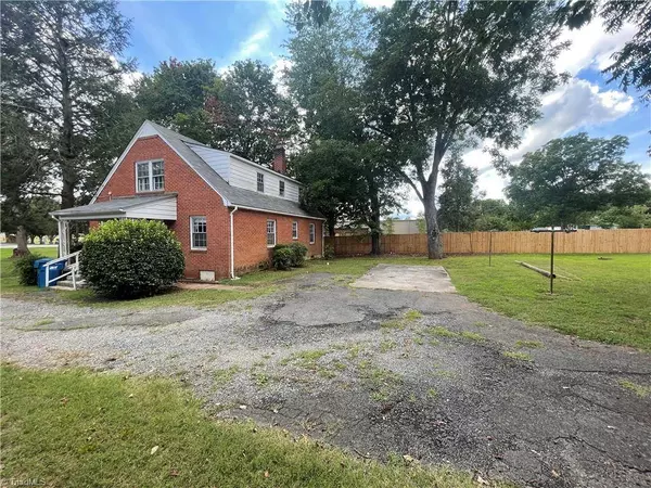 266 W Swannanoa AVE, Liberty, NC 27298