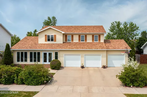 2404 44TH Avenue S, Grand Forks, ND 58201