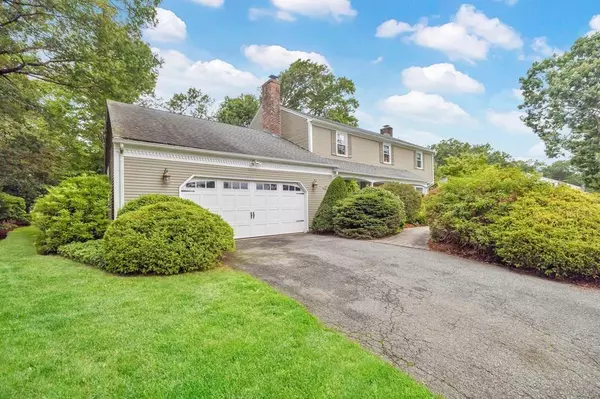 27 Eastwood Dr, Wilbraham, MA 01095