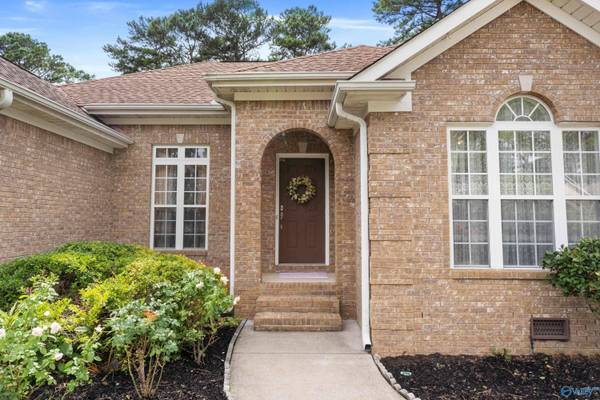 1719 Weymouth Lane NW, Huntsville, AL 35806