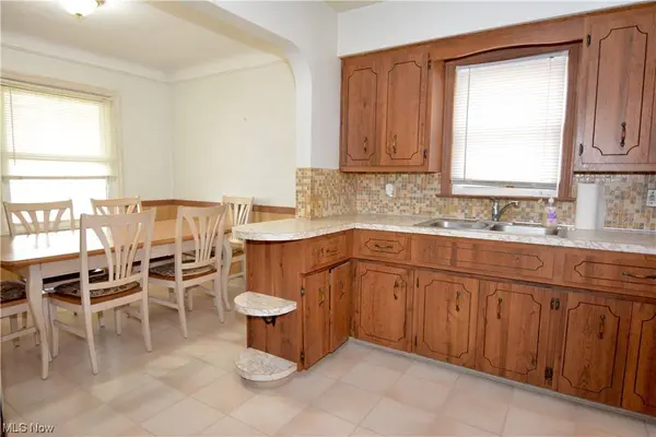 7702 Renwood DR, Parma, OH 44129