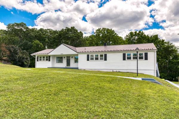 1840 PEPPERS FERRY RD, Pulaski, VA 24301