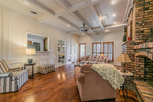 601 Evergreen Drive, Hurst, TX 76054