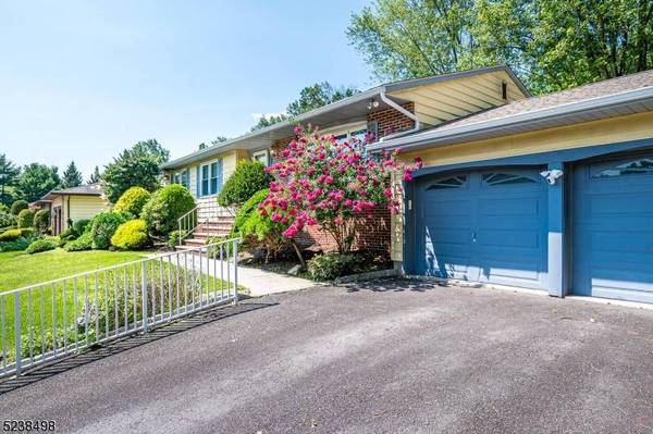 7 Limoli Ct, Edison Twp., NJ 08820