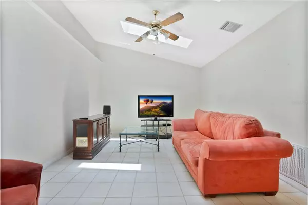 7707 LAKE GANDY CIR, Orlando, FL 32810