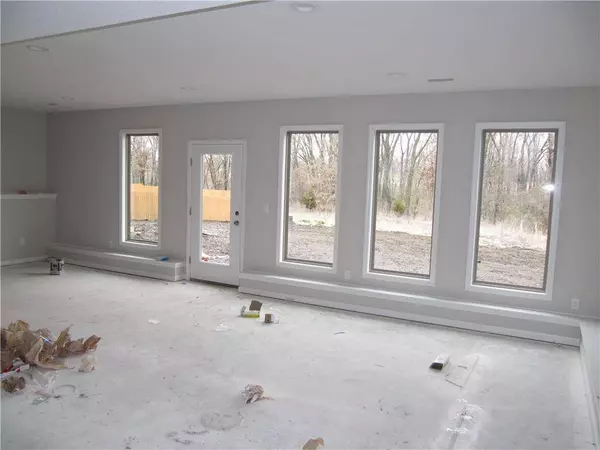 1012 NW Rymeg DR, Grain Valley, MO 64029