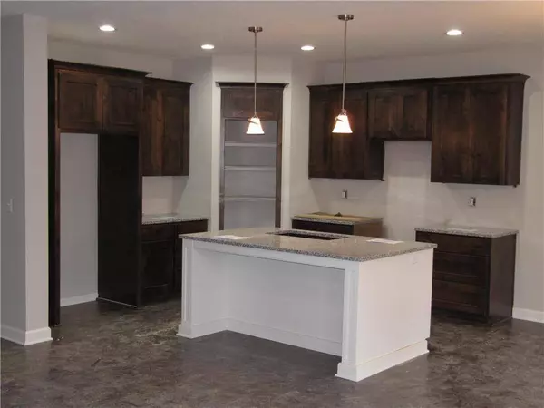 1012 NW Rymeg DR, Grain Valley, MO 64029