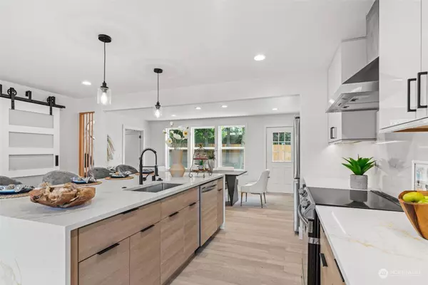 6826 47th AVE NE, Seattle, WA 98115