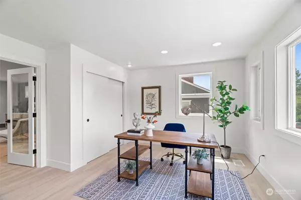 6826 47th AVE NE, Seattle, WA 98115