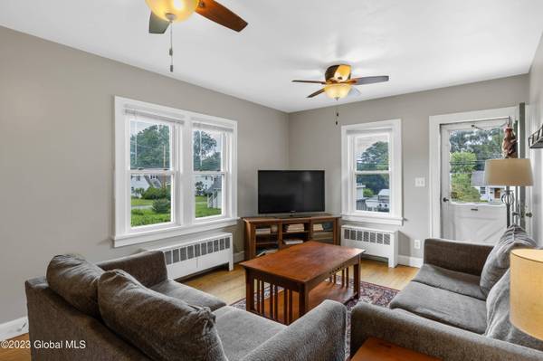 10 Gipp Road, Guilderland, NY 12203