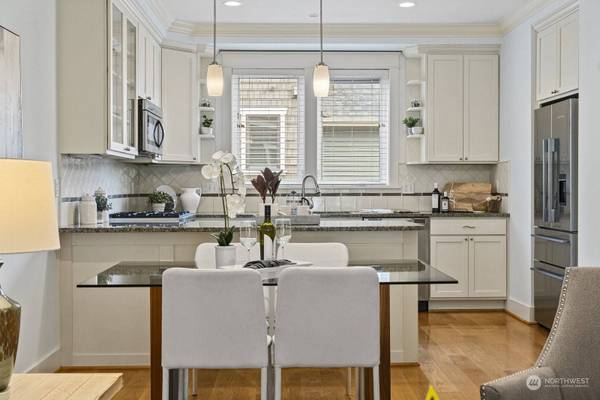 16 B W Etruria ST, Seattle, WA 98119