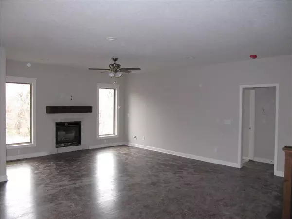 1012 NW Rymeg DR, Grain Valley, MO 64029