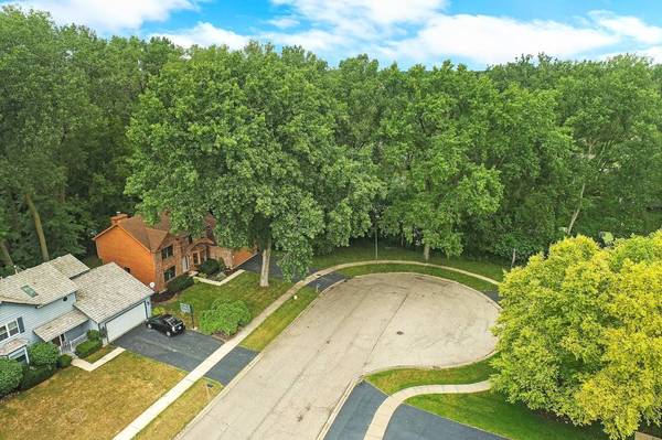 576 Plum Tree LN, Antioch, IL 60002