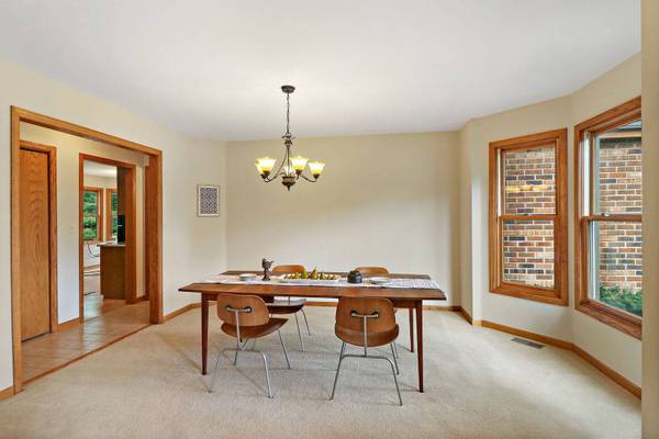 576 Plum Tree LN, Antioch, IL 60002