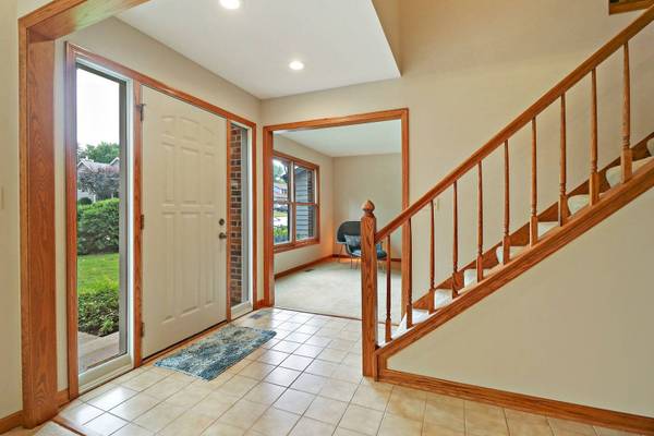 576 Plum Tree LN, Antioch, IL 60002