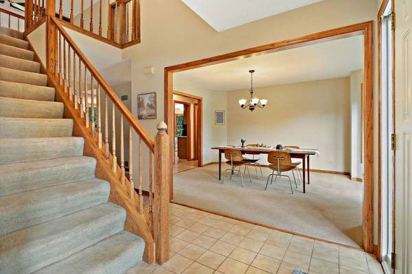 576 Plum Tree LN, Antioch, IL 60002