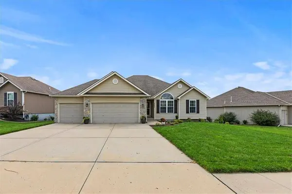 9004 N Essex DR, Kansas City, MO 64156