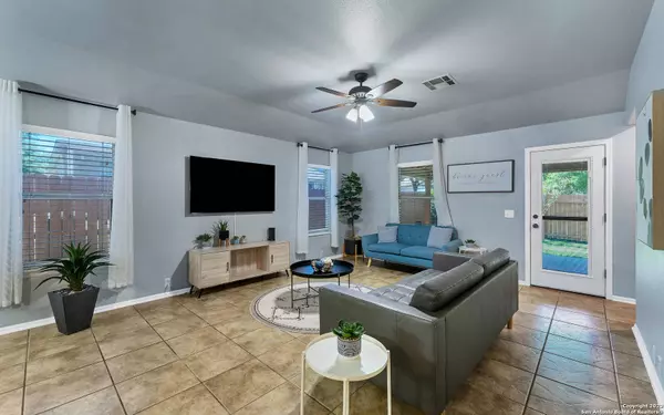 815 Tisbury Pkwy, San Antonio, TX 78251