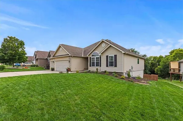 9004 N Essex DR, Kansas City, MO 64156