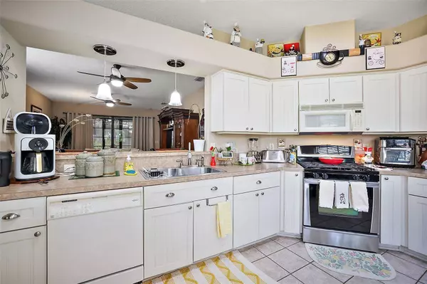 4977 RAINBOW TROUT RD, Tavares, FL 32778