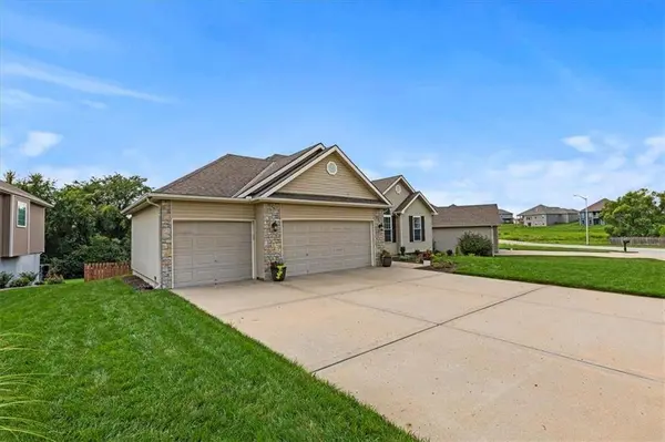 9004 N Essex DR, Kansas City, MO 64156