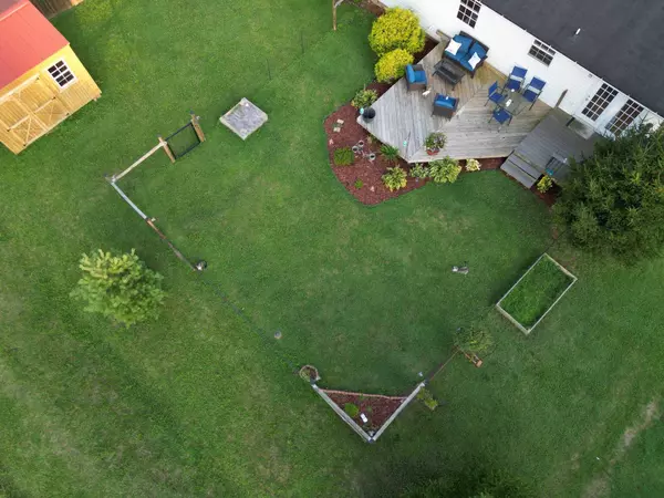 140 Hunters Run LN, Mount Carmel, TN 37645