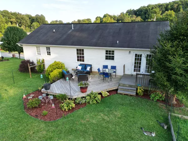 140 Hunters Run LN, Mount Carmel, TN 37645