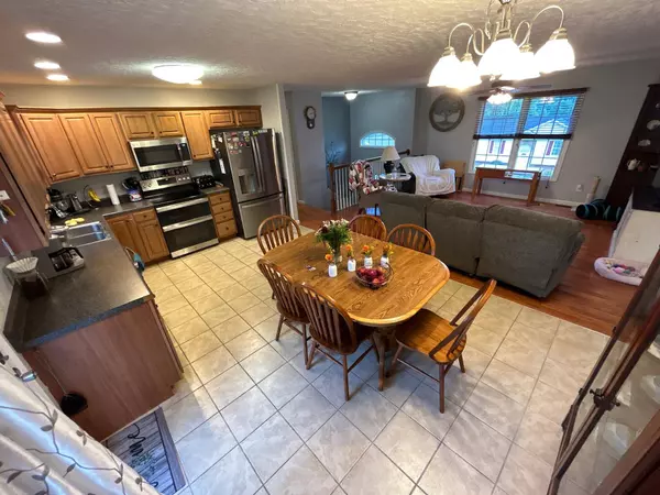 140 Hunters Run LN, Mount Carmel, TN 37645